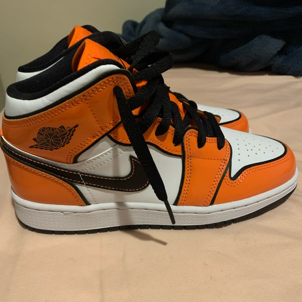 orange and white air jordan 1’s brand new size 4
